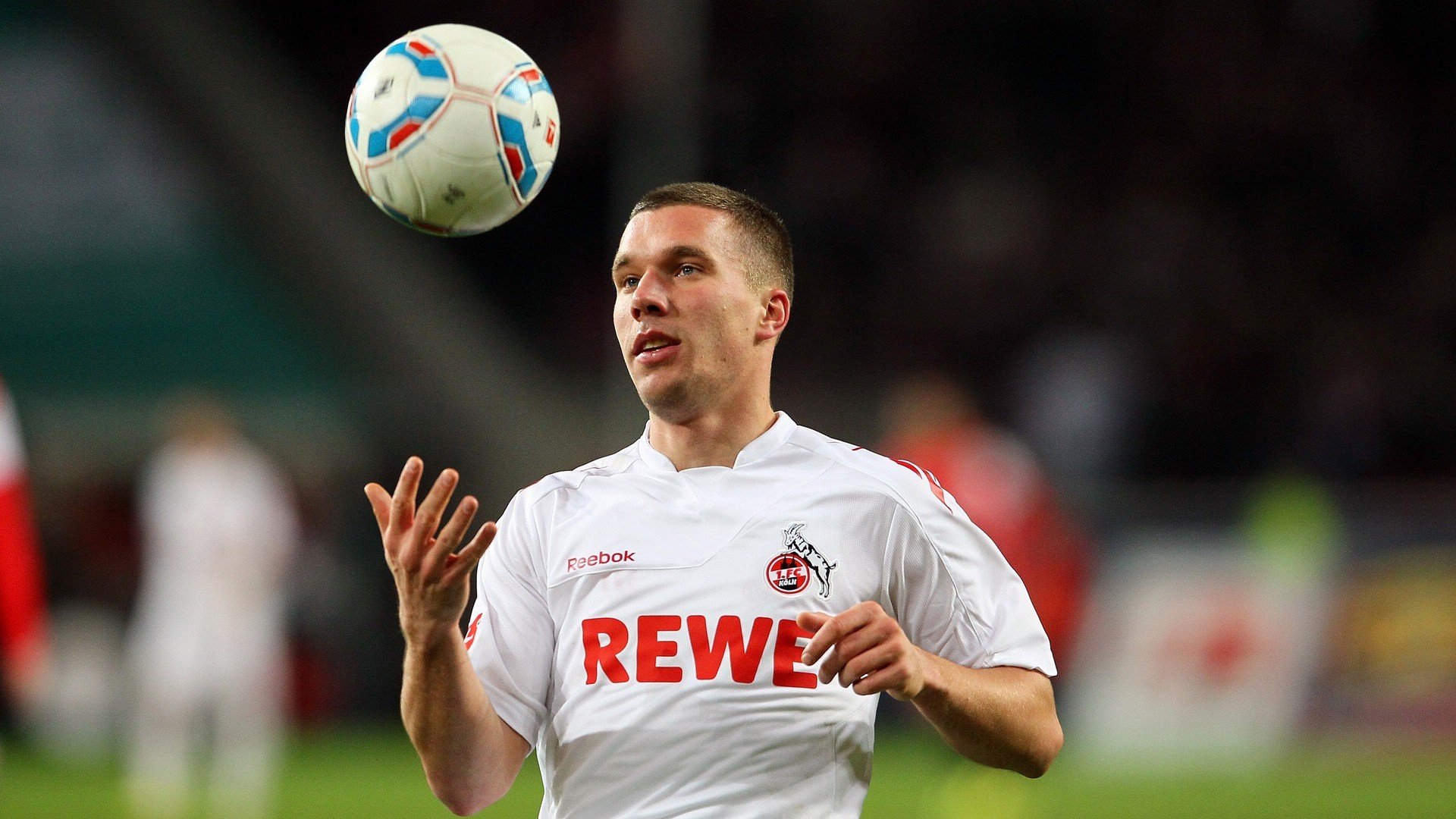 AYX SPORTS-国足队内竞争激烈,主力位置更具挑战,国足局面