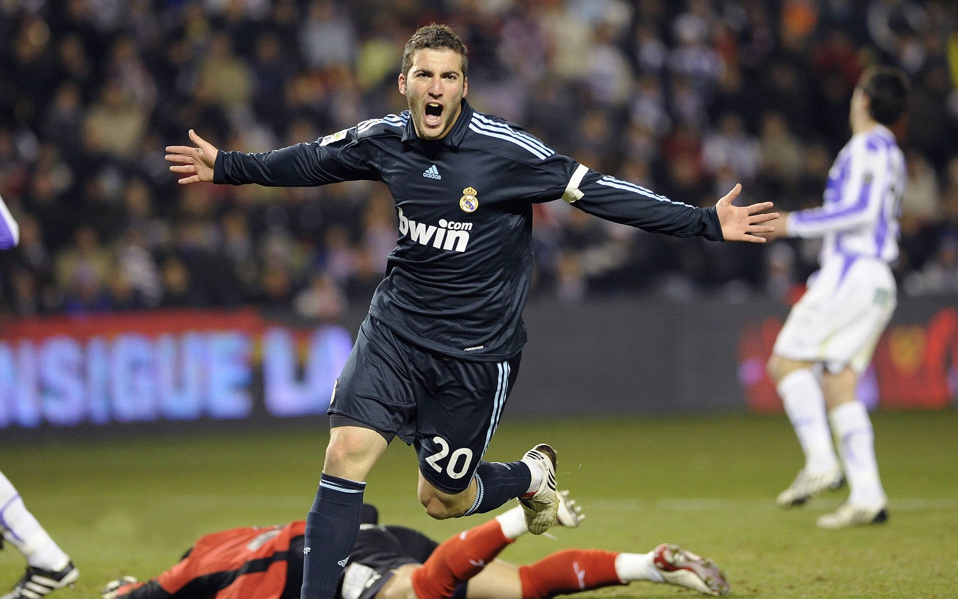 爱游戏体育网页版-法国足球职业联赛竞争备受关注，全力备战，法国足球俱乐部